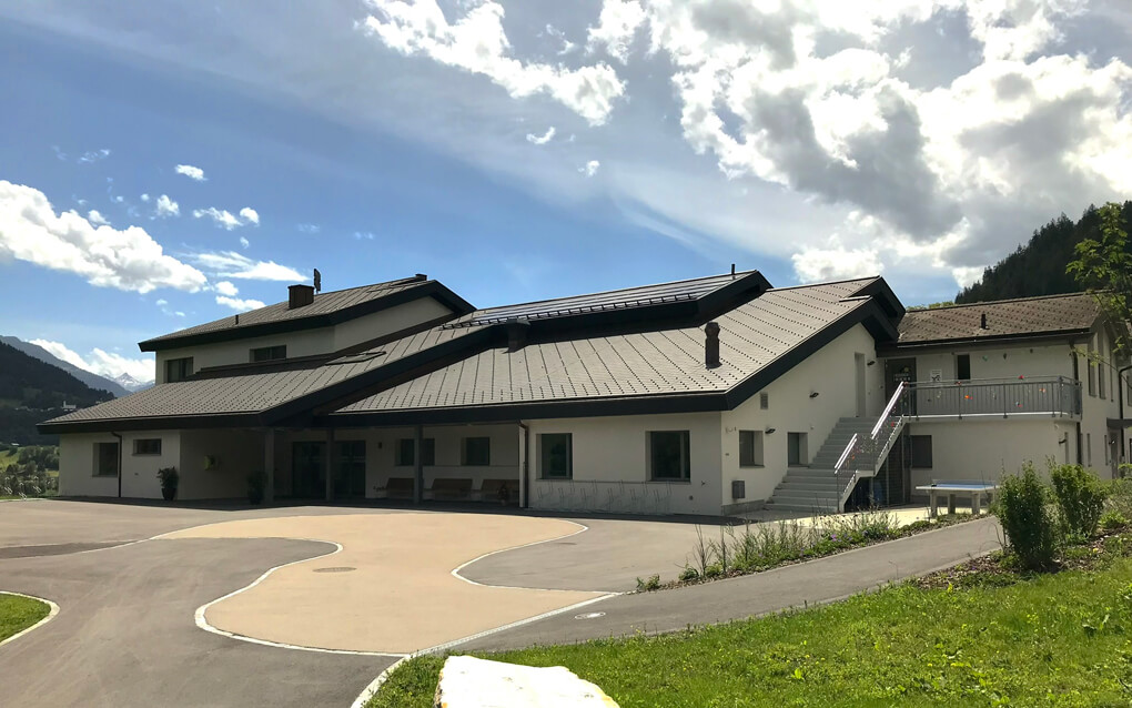 Standort des Schulhauses der Schulen Laax Falera Sagogn Schluein in Schluein (Graubünden)